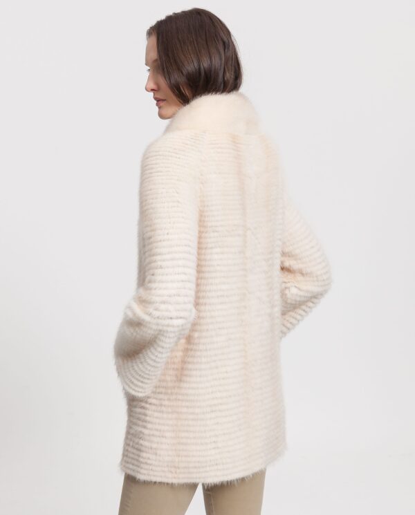 Abrigo de visón reversible con un diseño tireado, color palomino con interior de lana marca Saint Germain