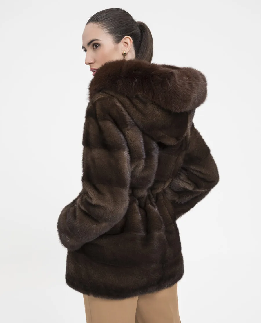 Abrigo de visón marrón con capucha de zorro Saga Furs marca De la Roca