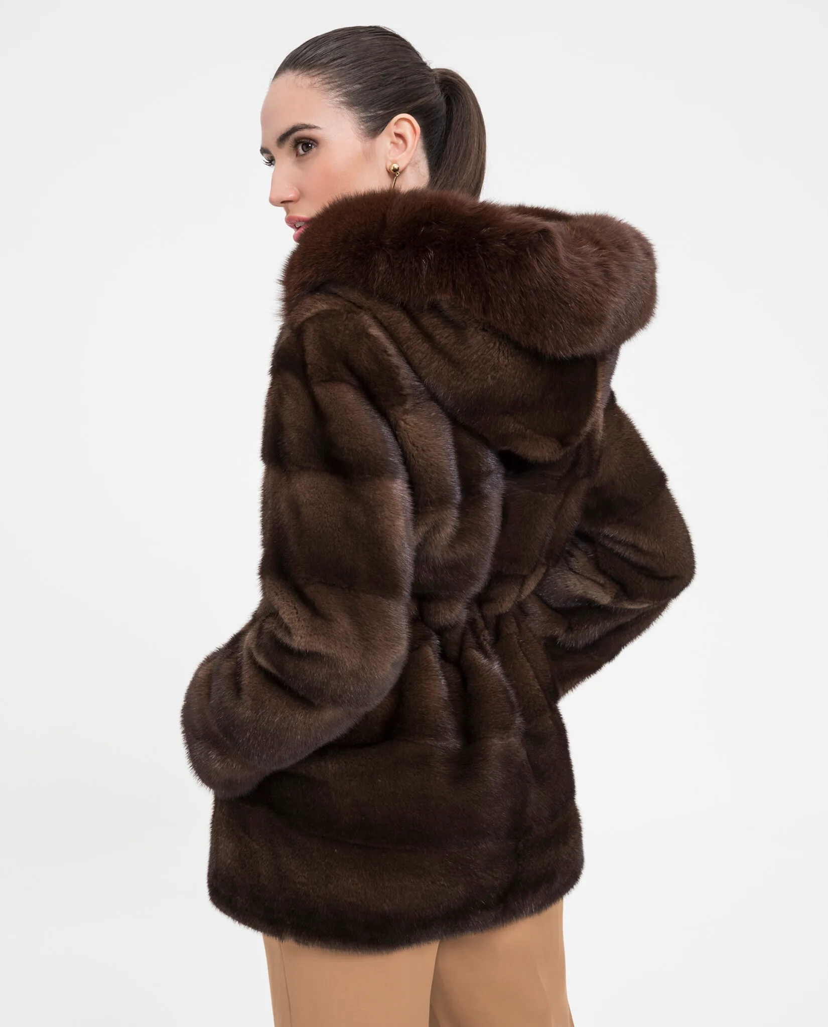 Abrigo de visón marrón con capucha de zorro Saga Furs marca De la Roca