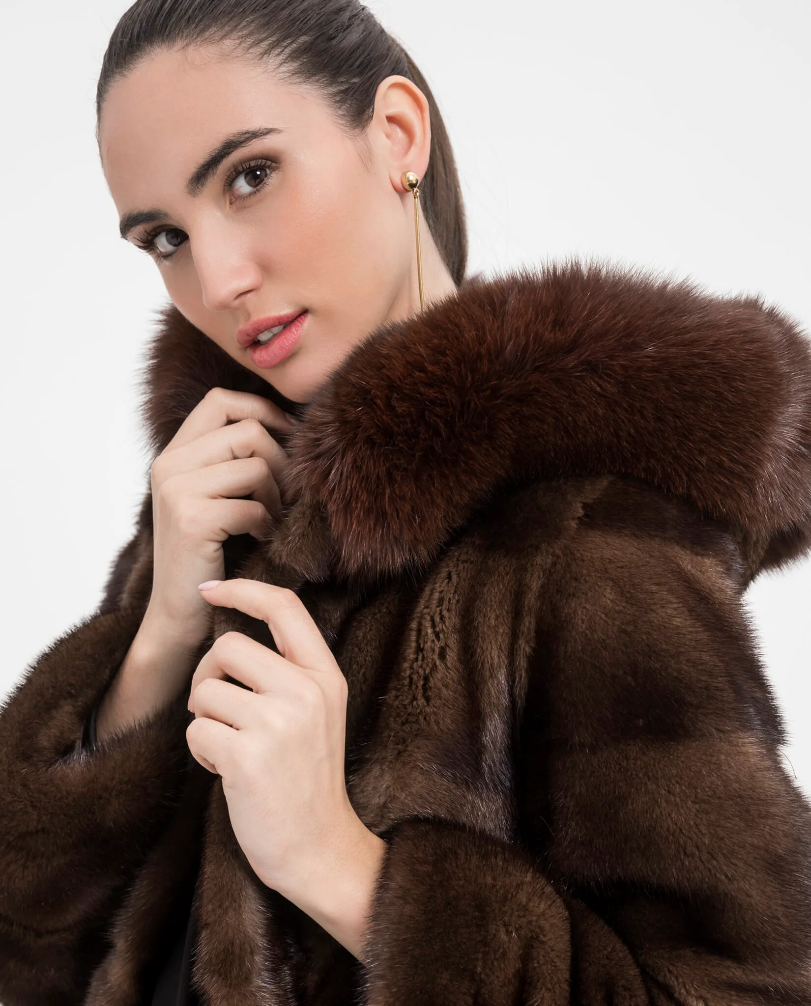 Abrigo de visón marrón con capucha de zorro Saga Furs marca De la Roca