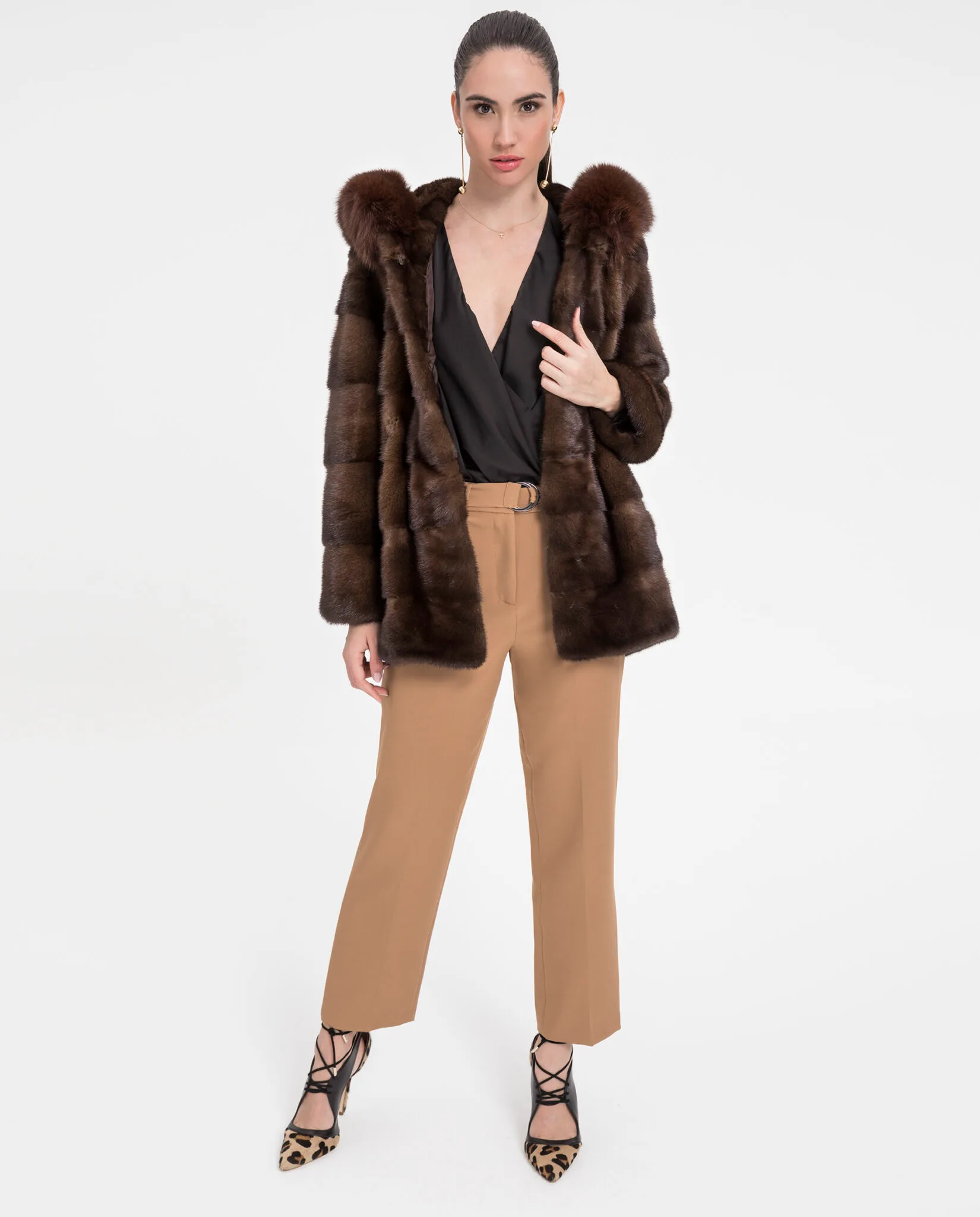 Abrigo de visón marrón con capucha de zorro Saga Furs marca De la Roca