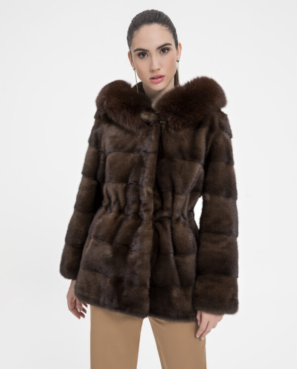 Abrigo de visón marrón con capucha de zorro Saga Furs marca De la Roca
