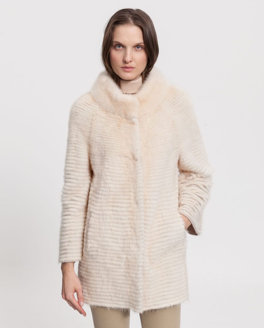 Abrigo de visón reversible con un diseño tireado, color palomino con interior de lana marca Saint Germain