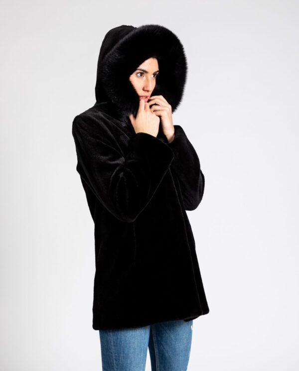 Abrigo de pelo de visón rasado negro con capucha de pelo zorro para mujer marca De la Roca espalda capucha puesta