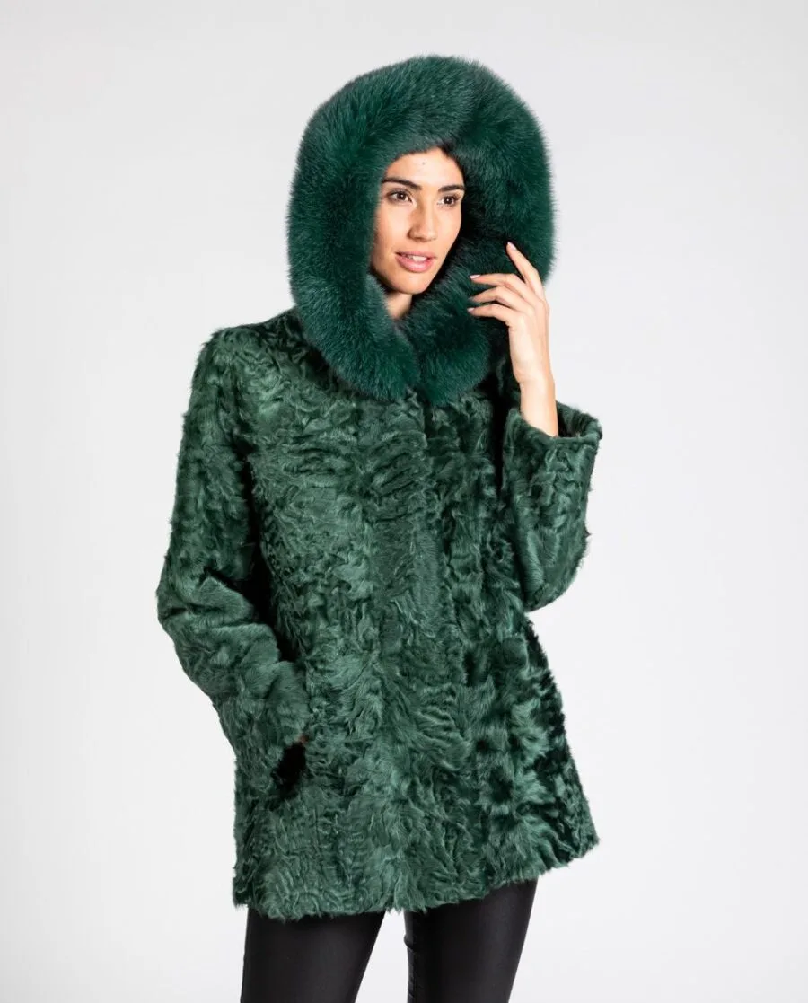 Abrigo verde de pelo de cordero del Tibet con capucha ribeteada de pelo de zorro teñido al tono marca De la Roca capucha