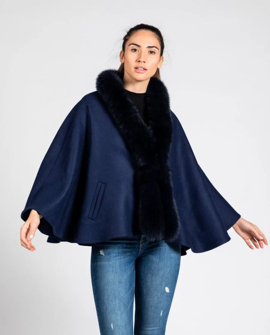 Capa de mujer de lana shetland en color azul marino con ribete de pelo de zorro calidad Saga al tono marca De la Roca
