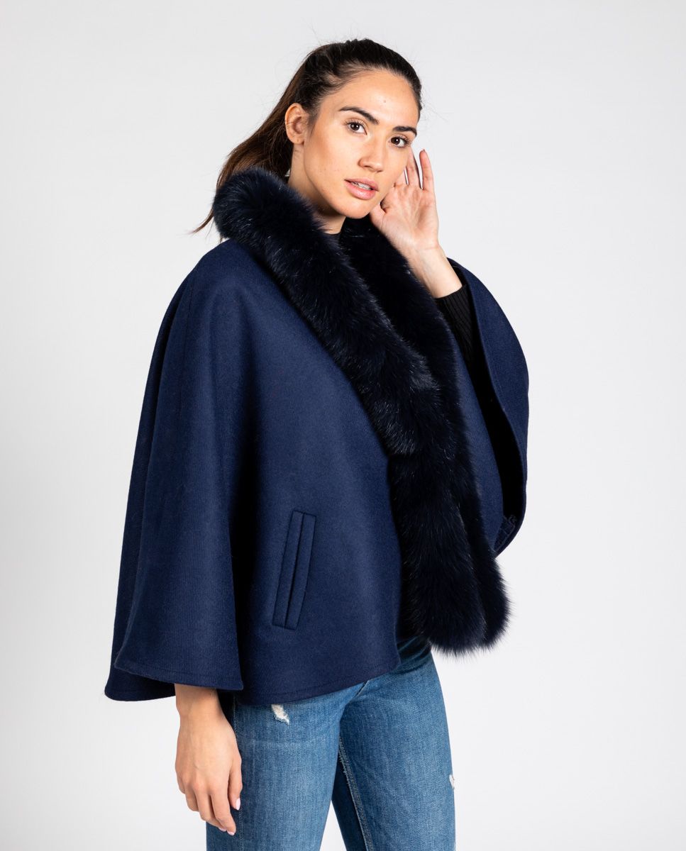 Capa de mujer de lana shetland en color azul marino con ribete de pelo de zorro calidad Saga al tono marca De la Roca bolsillos
