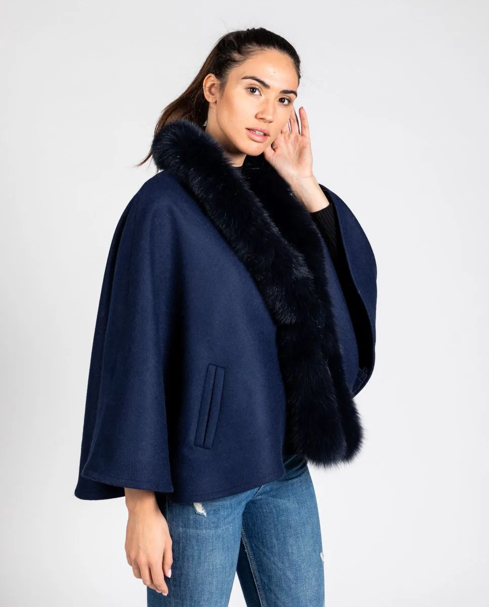 Capa de mujer de lana shetland en color azul marino con ribete de pelo de zorro calidad Saga al tono marca De la Roca bolsillos