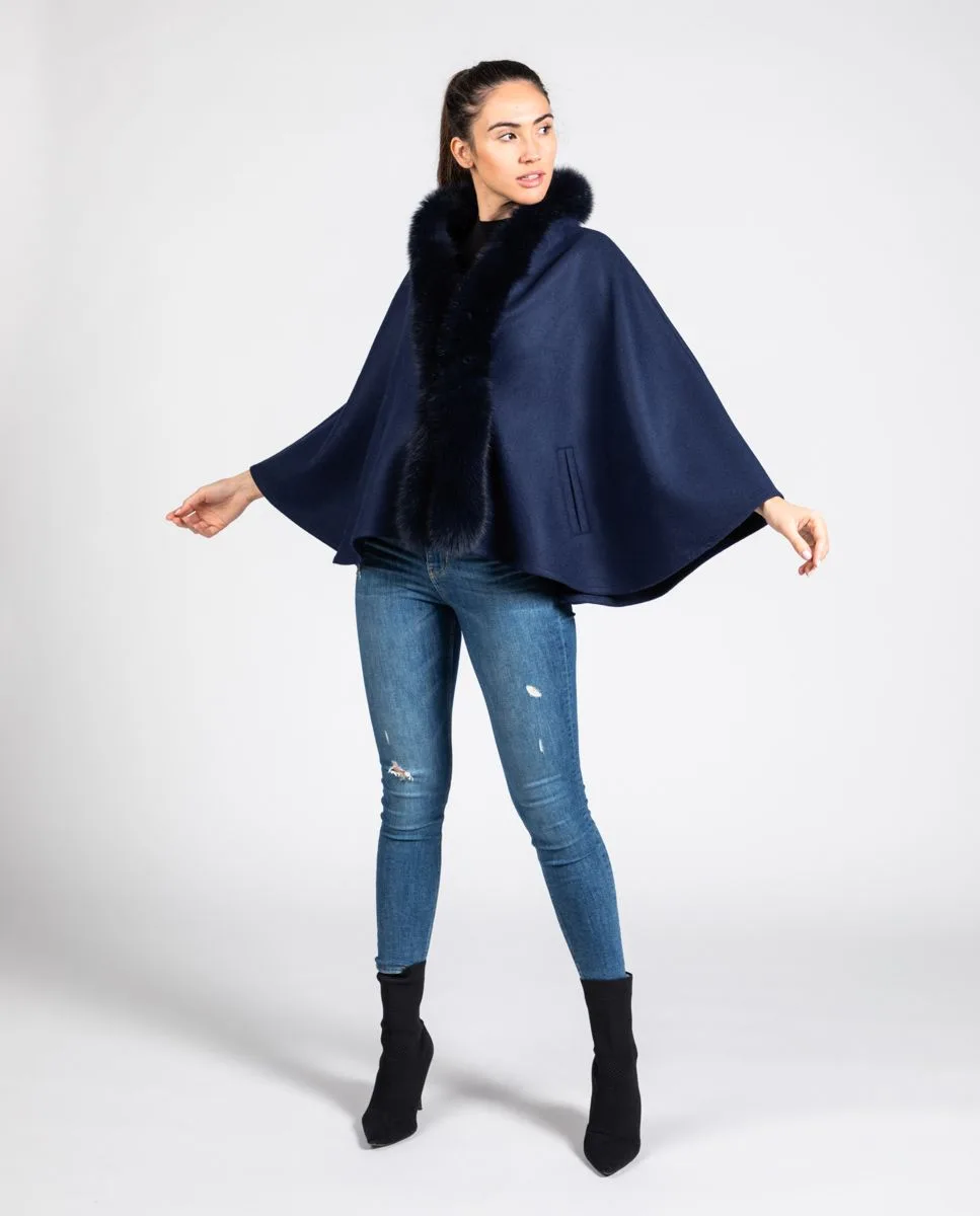Capa de mujer de lana shetland en color azul marino con ribete de pelo de zorro calidad Saga al tono marca De la Roca cuerpo entero