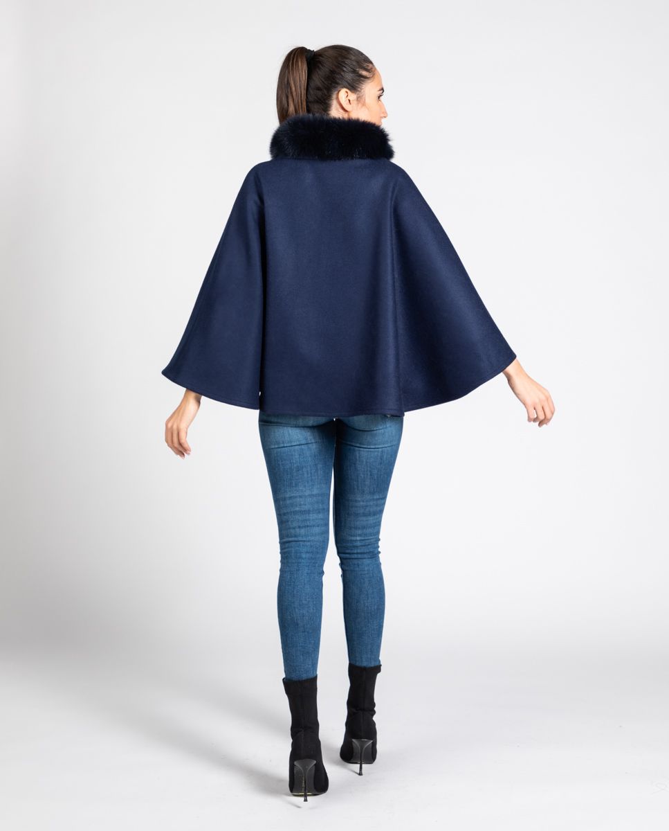 Capa de mujer de lana shetland en color azul marino con ribete de pelo de zorro calidad Saga al tono marca De la Roca espalda