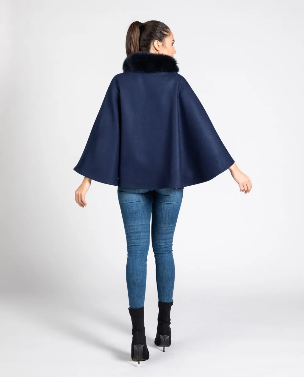 Capa de mujer de lana shetland en color azul marino con ribete de pelo de zorro calidad Saga al tono marca De la Roca espalda