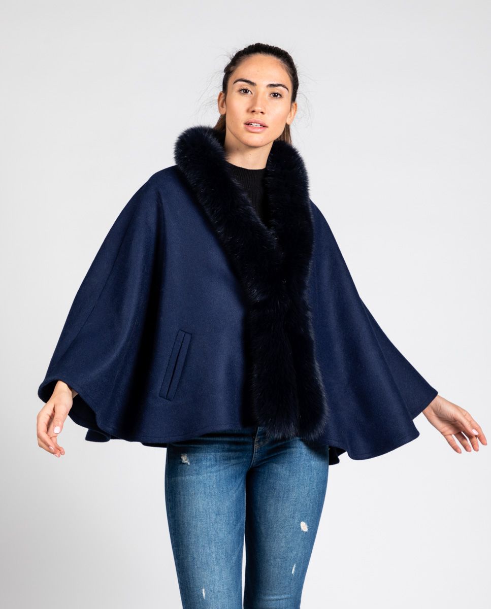 Capa de mujer de lana shetland en color azul marino con ribete de pelo de zorro calidad Saga al tono marca De la Roca