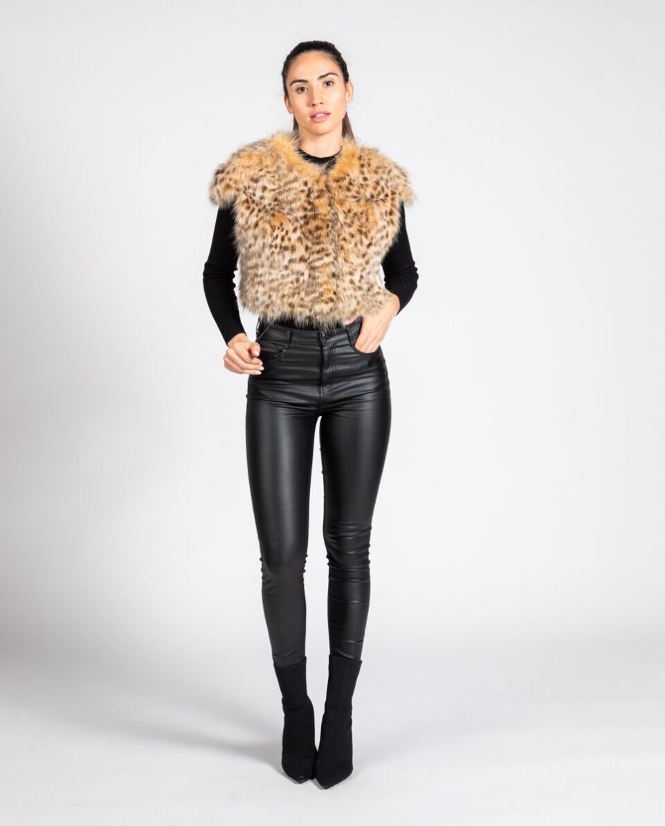 Chaleco de pelo de retal de zorro en color estampado a lince marca De la Roca cuerpo entero