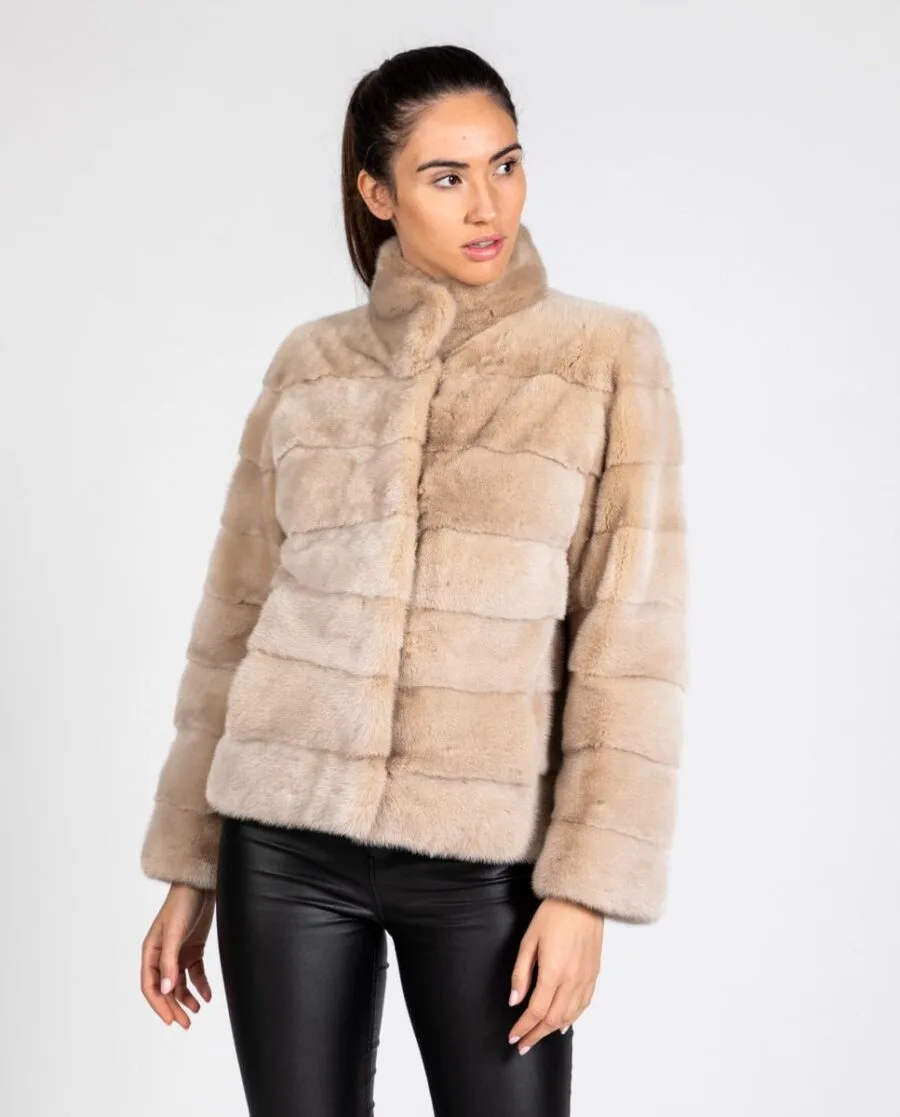 Chaqueta de pelo de visón blanco roto con cuello levantado y trabajado en lomos horizontales marca De la Roca