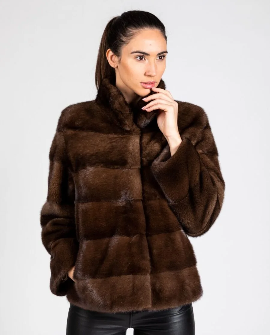 Chaqueta de pelo de visón en color marrón trabajado el delantero en horizontal y la espalda en diagonal marca De la Roca