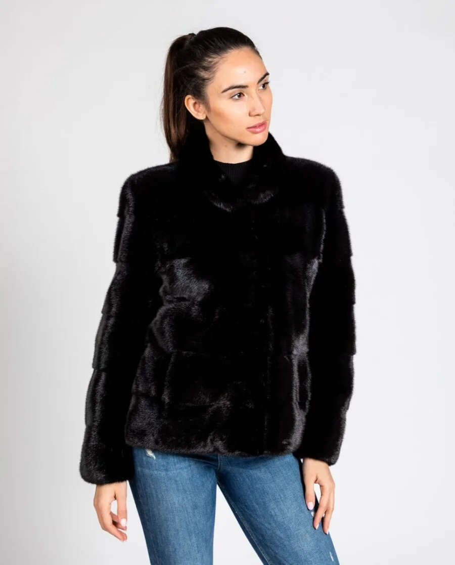 Chaqueta de pelo de visón en color negro diamante trabajado en horizontal con cuello levantado y cierre clip peletero marca De la Roca