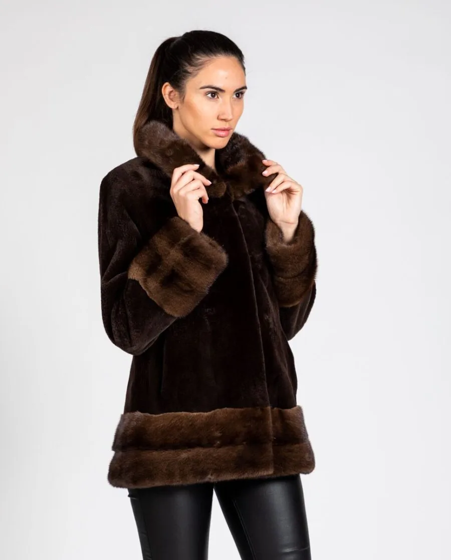 Chaqueta marrón de pelo de visón rasado corto para mujer, con detalles sin rasar en bajo, cuello y bocamangas marca De la Roca
