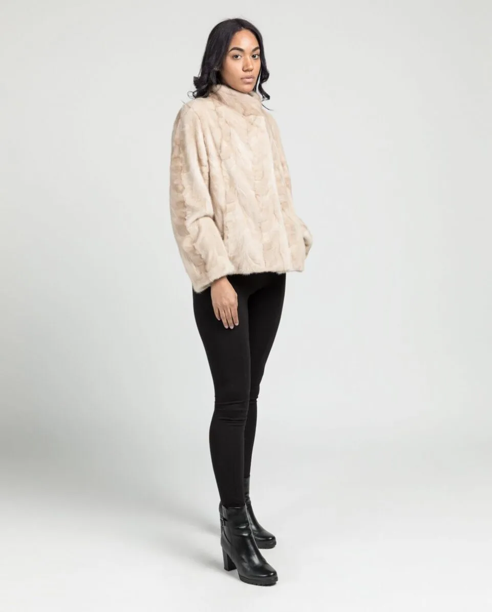 Chaqueta beige palomino de pelo de visón con cuello levantado marca De la Roca cuerpo entero