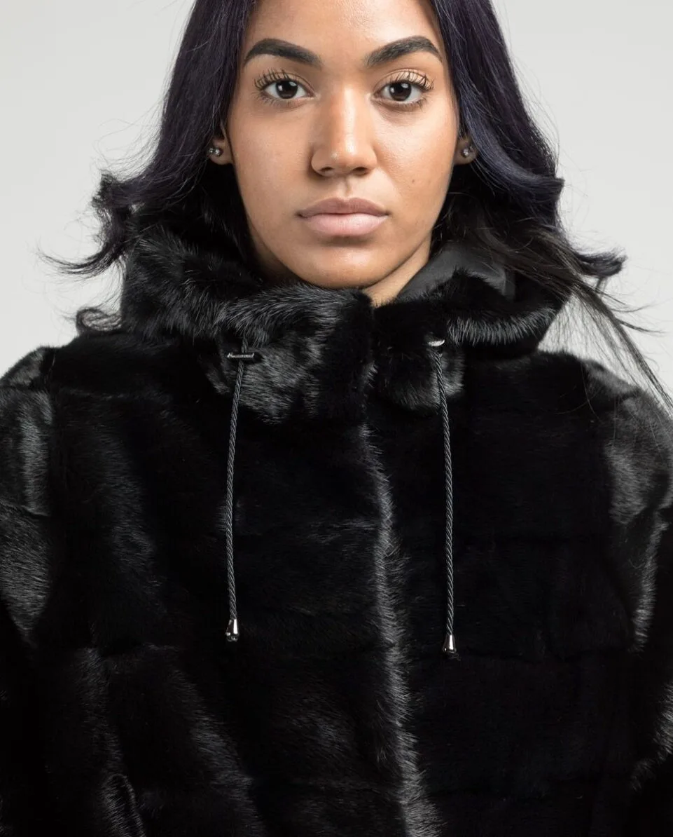 Chaqueta de pelo de visón en color negro con capucha al tono para mujer marca De la Roca detalle capucha