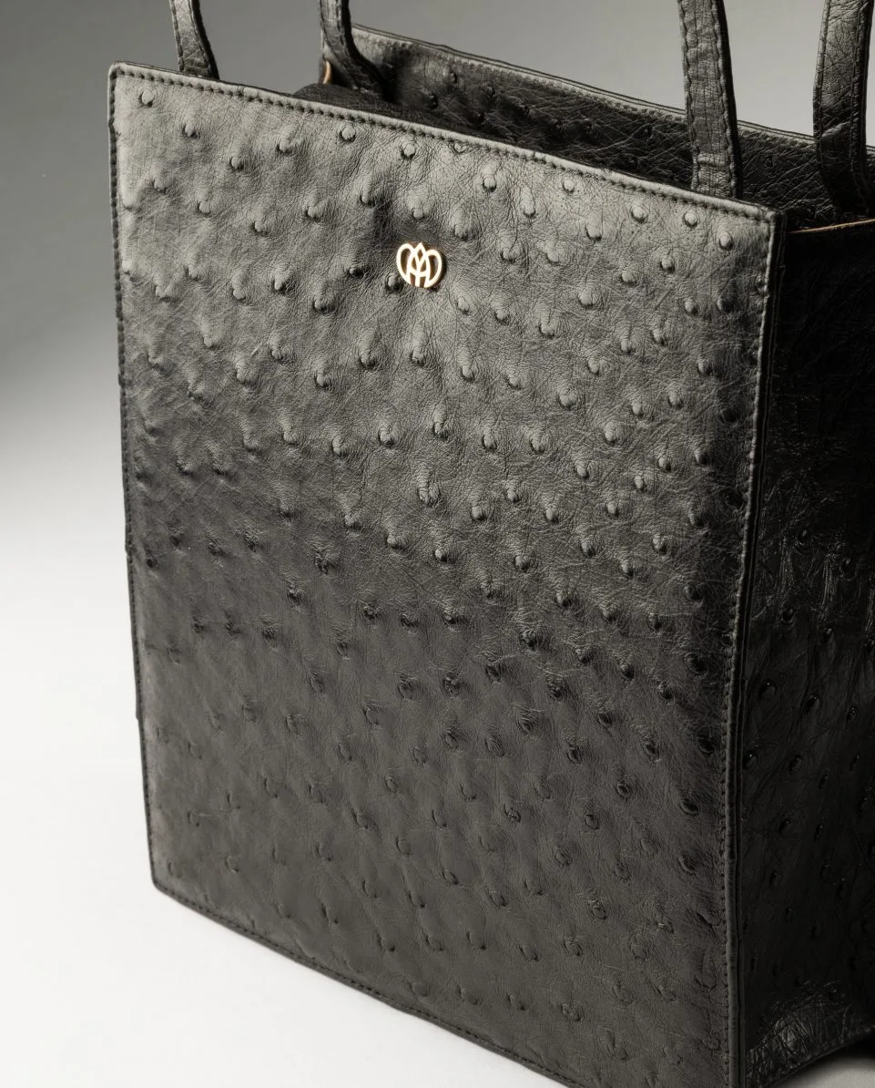 Bolso de piel en color negro con asas redondas - Imagen 2