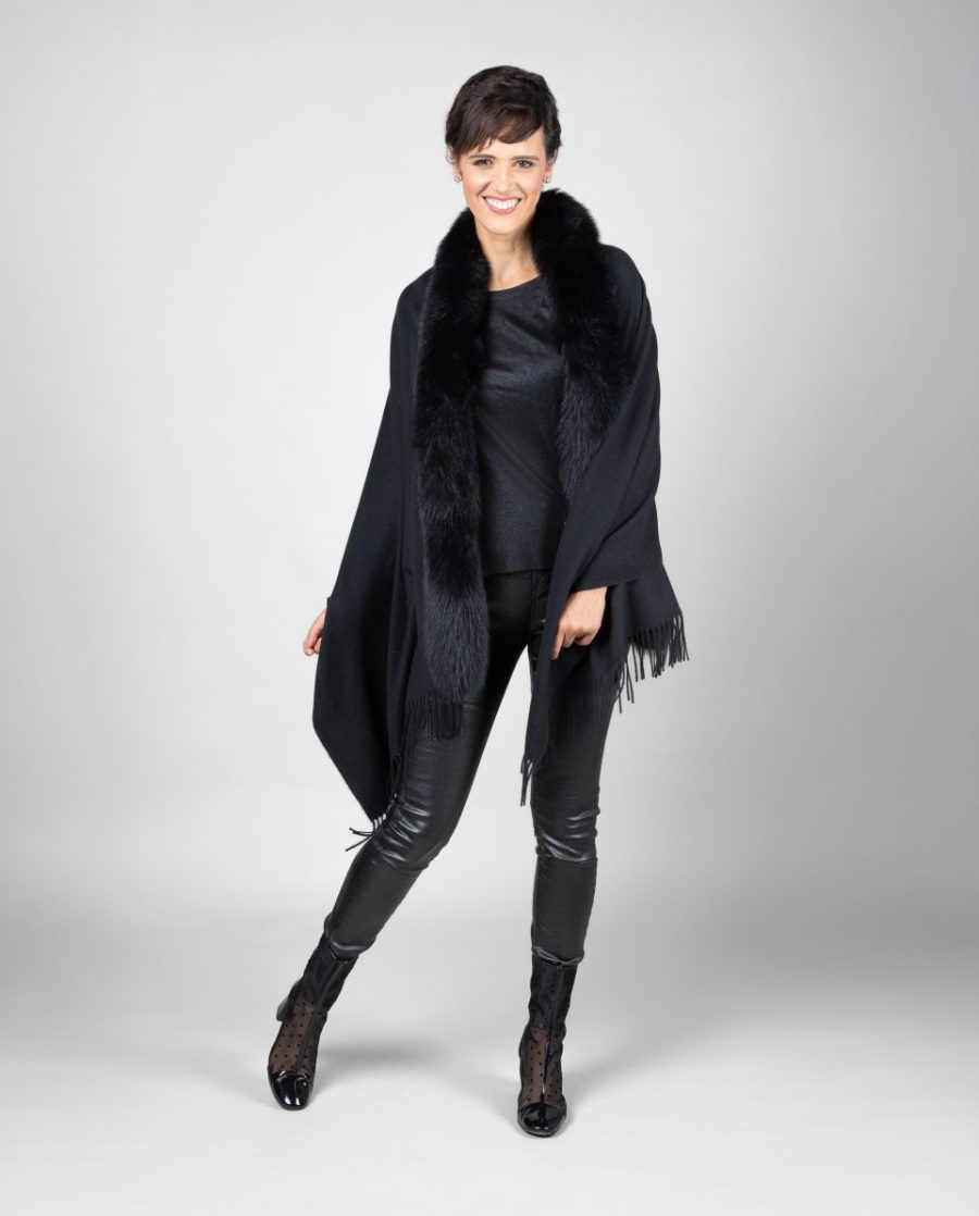Capa de mujer de lana con ribete de zorro