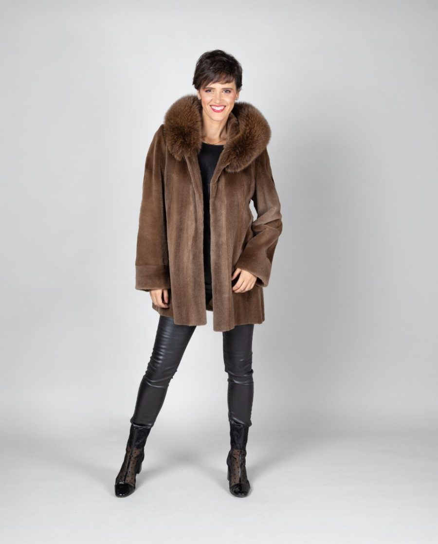 Abrigo de mujer de pelo de visón despinzado con capucha