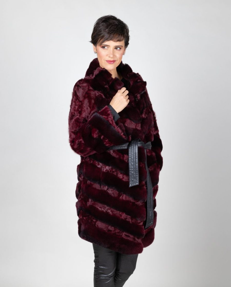 Abrigo de mujer de pelo de rex rasado en color burdeos