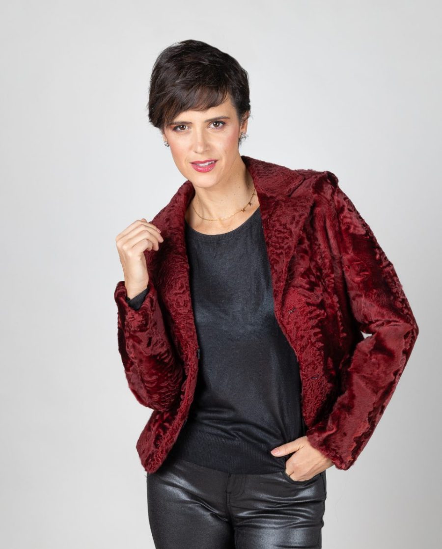 Chaqueta de mujer de pelo de Astracán en color burdeos