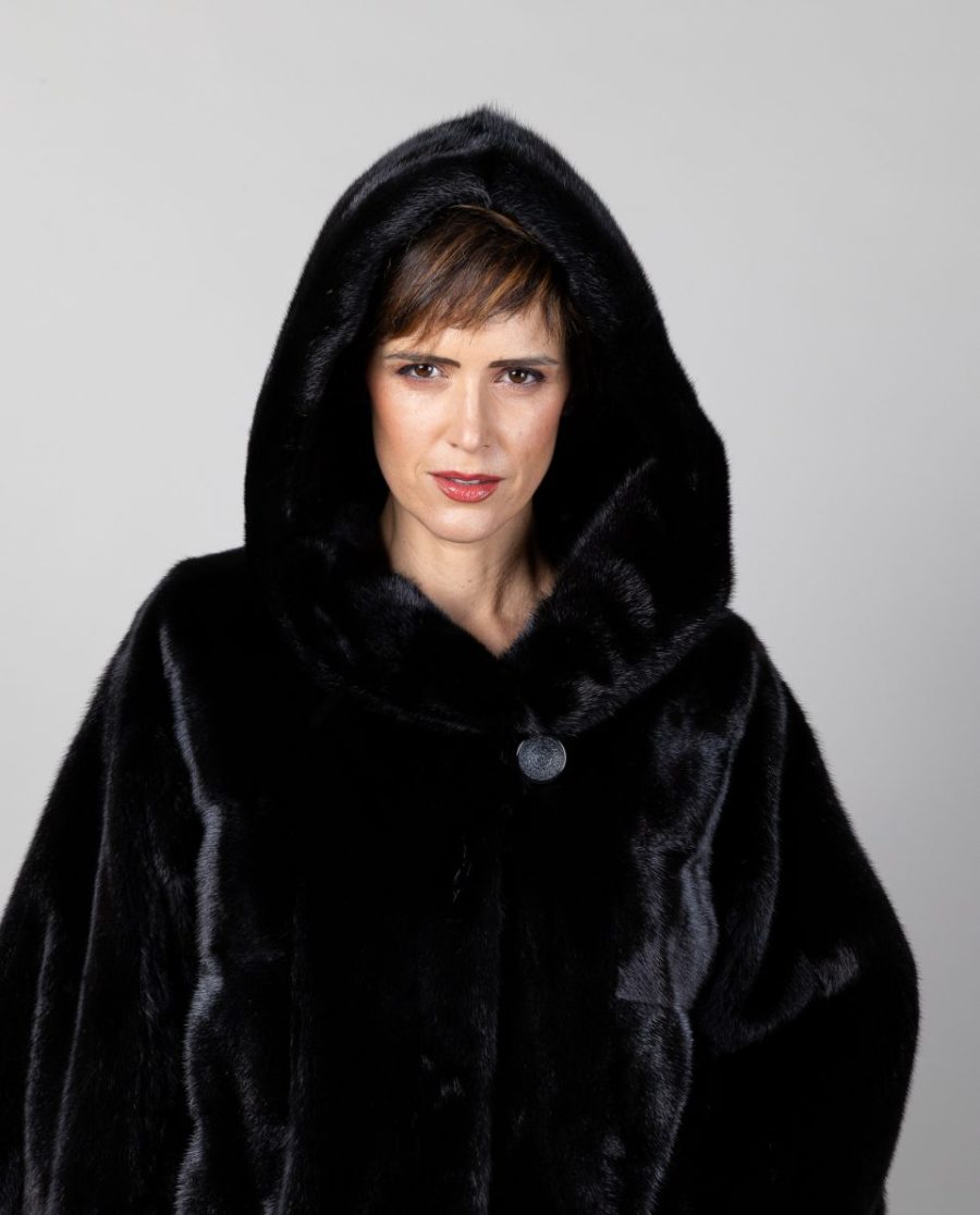 Trenca de mujer con capucha de pelo de visón con manga acampanada