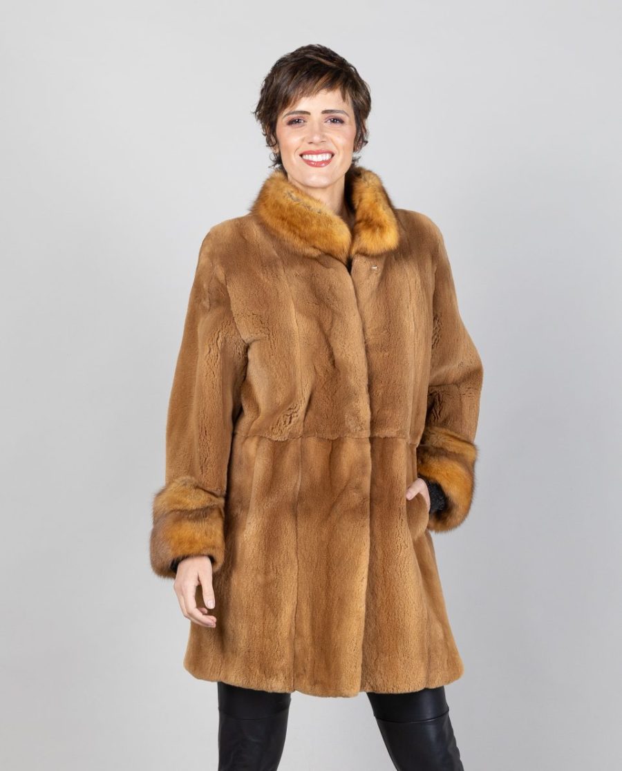 Abrigo de mujer de pelo de visón con cuello levantado