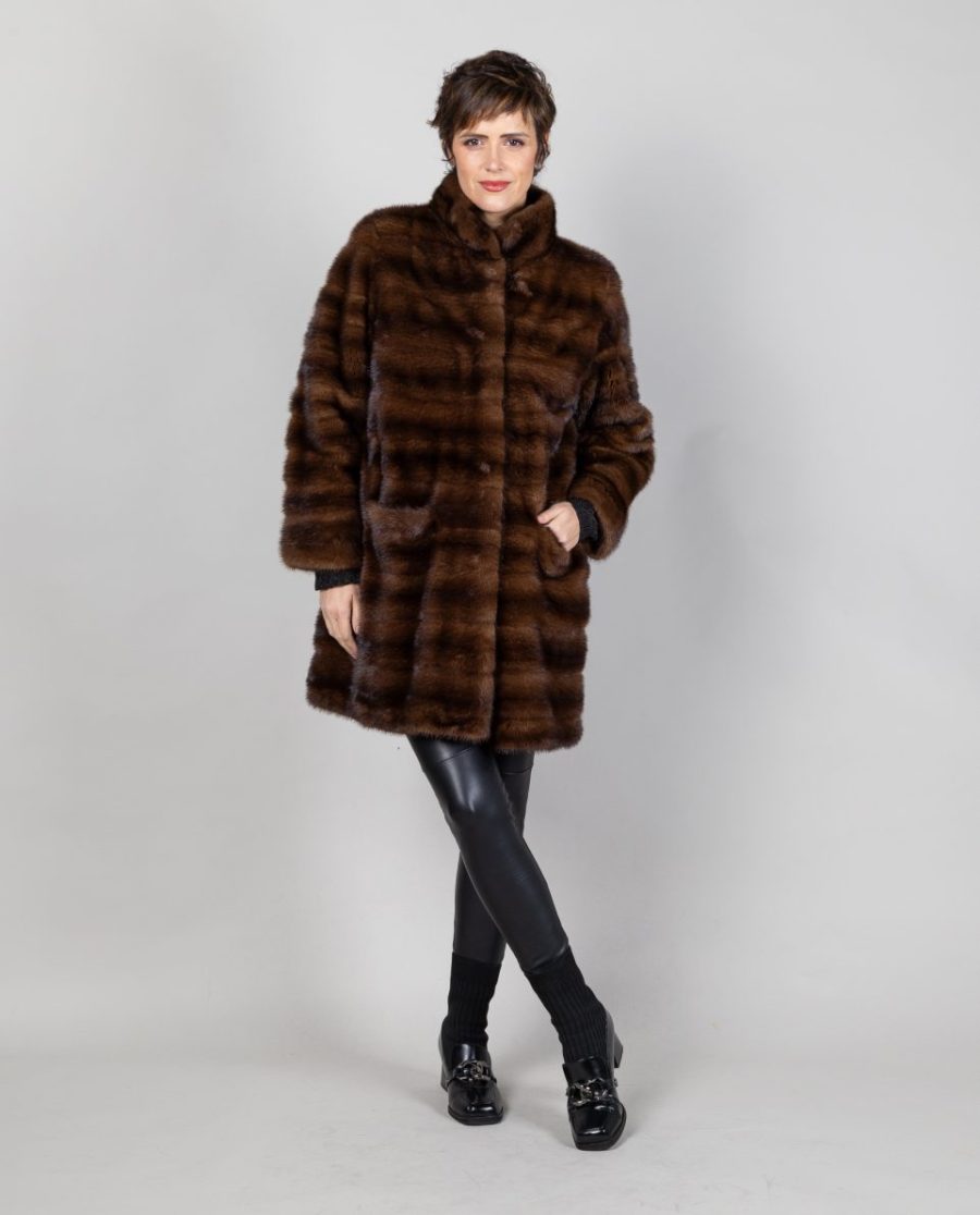 Abrigo largo de mujer de pelo de visón trabajado en horizontal