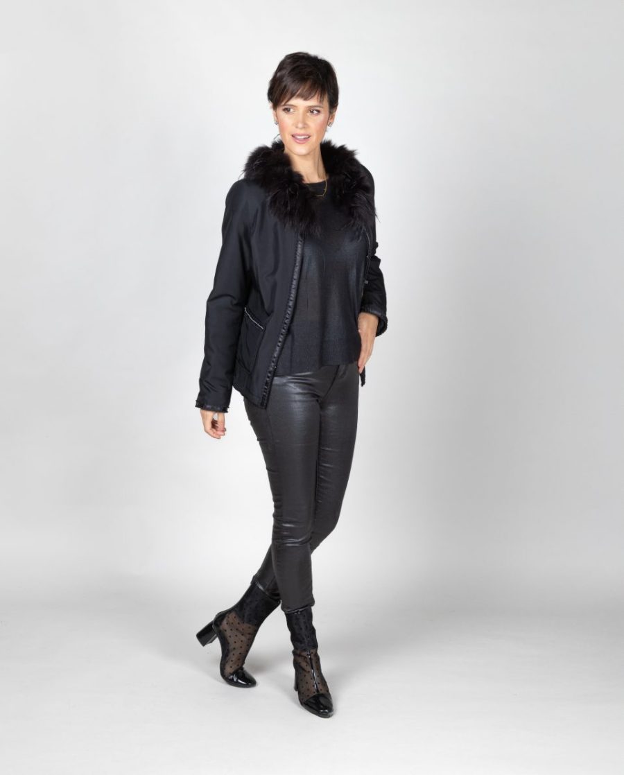 Gabardina corta de mujer con forro cálido de pelo de rex en color negro. Cuello de pelo de zorro al tono, bolsillo de plastón