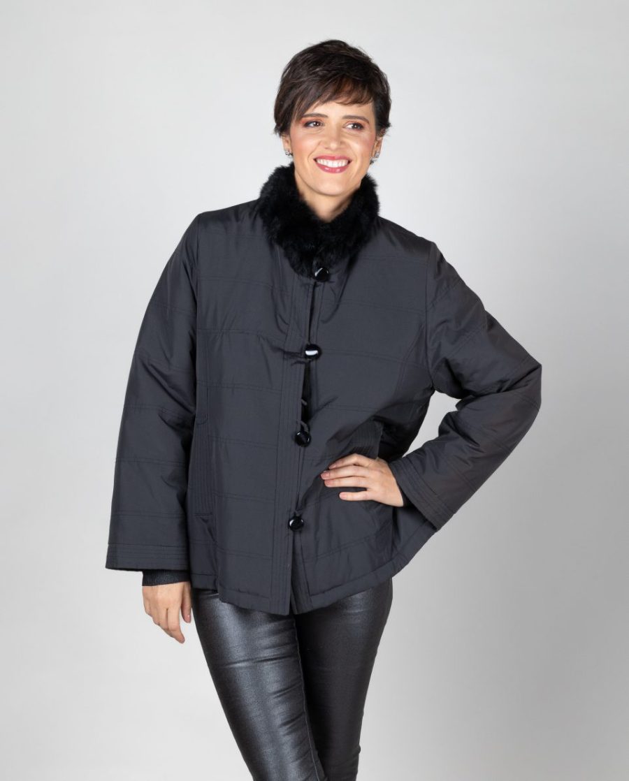 Gabardina corta de mujer con forro de pelo de rex desmontable