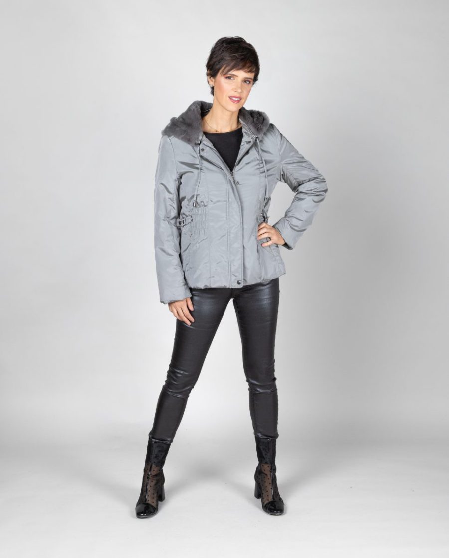 Gabardina corta entallada con capucha de mujer de pelo de rex