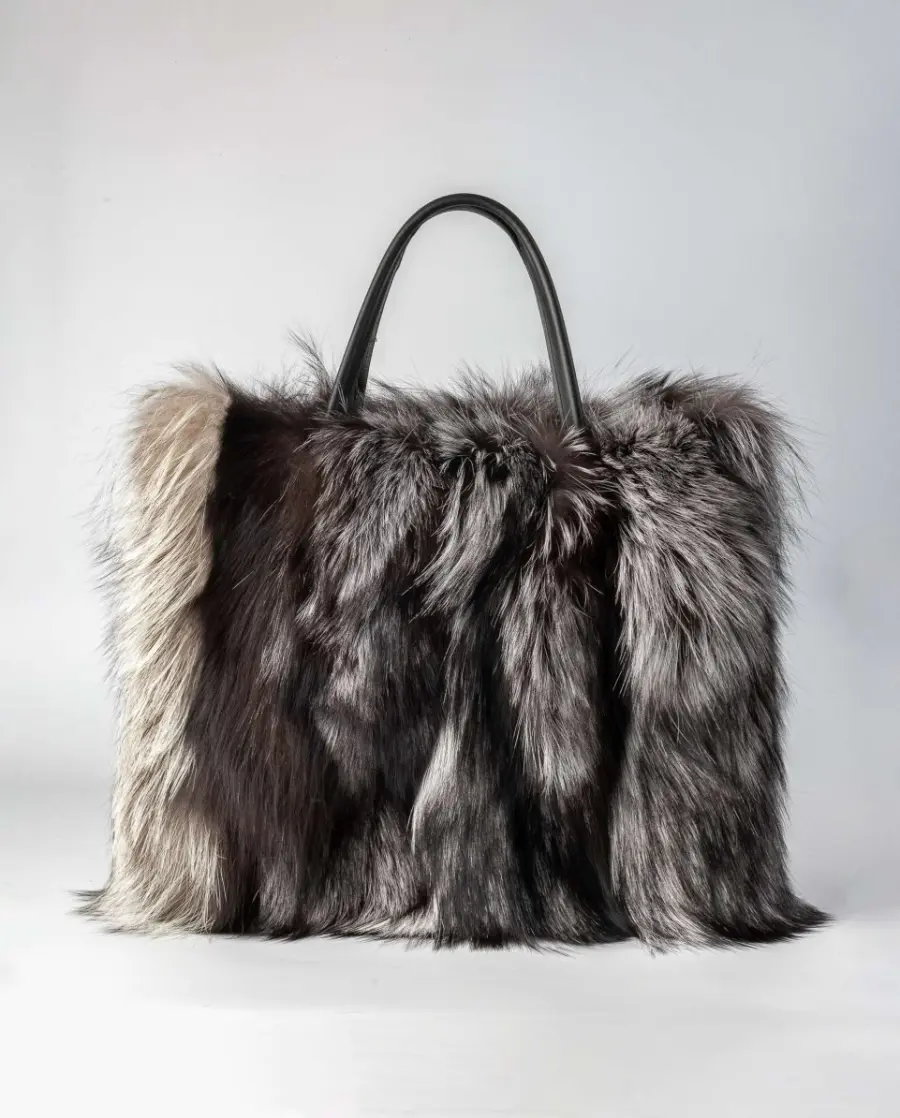 Bolso de pelo de zorro y napa con asa bandolera