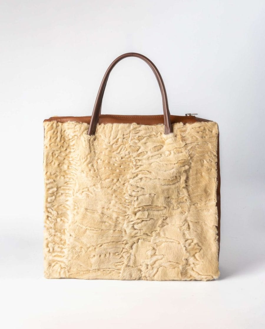 Bolso de pelo de astracán swakara y napa con asa bandolera
