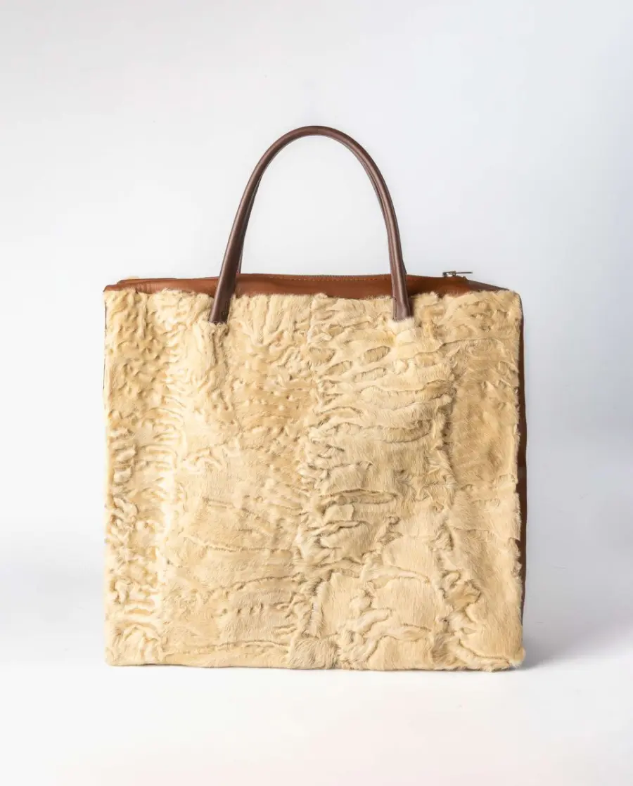 Bolso de pelo de astracán swakara y napa con asa bandolera