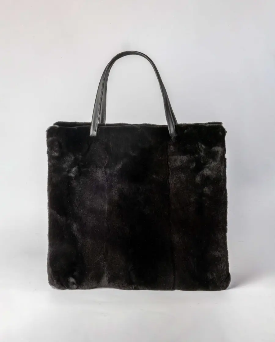Bolso de pelo de visón y napa rasado con asa bandolera