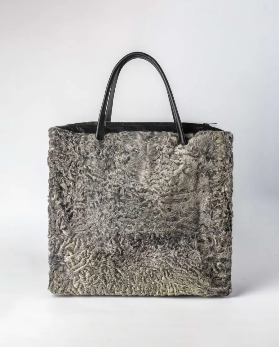 Bolso de pelo de astracán swakara y napa con asa bandolera