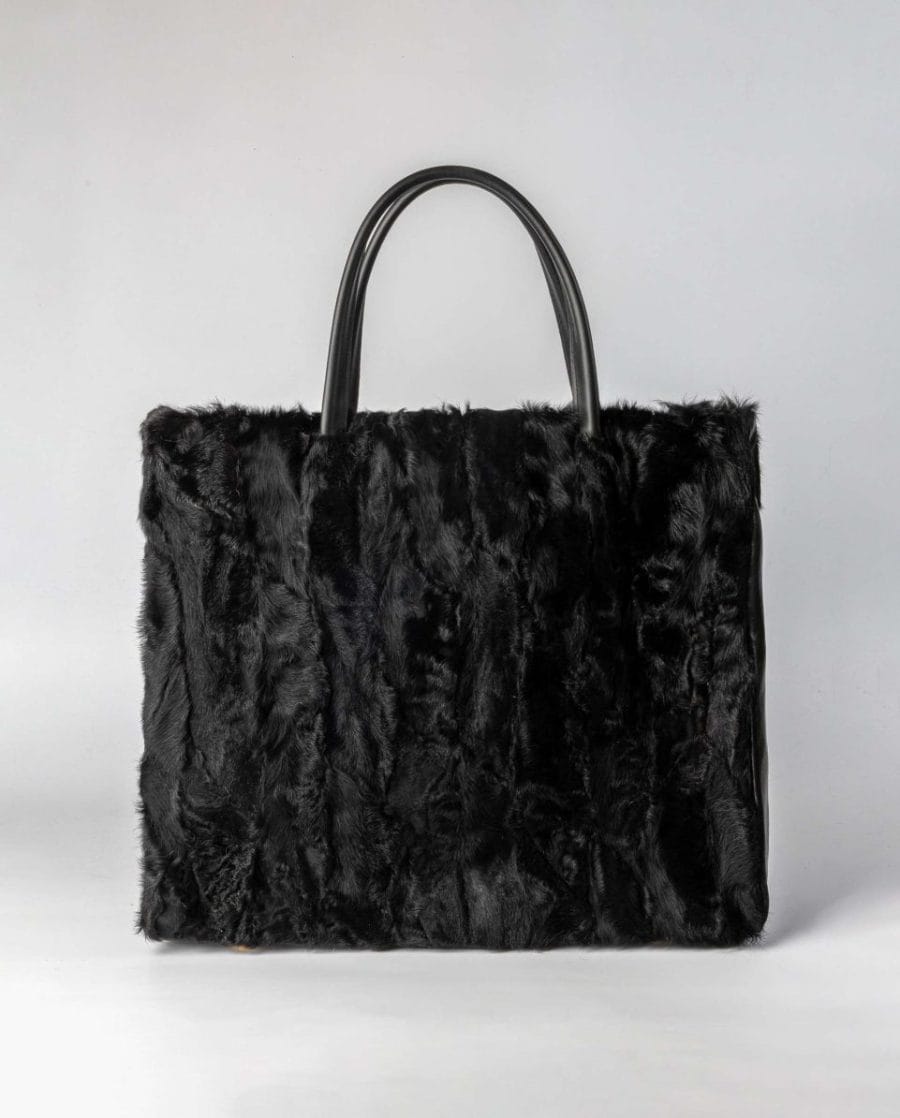 Bolso de pelo de astracán y napa con asa bandolera