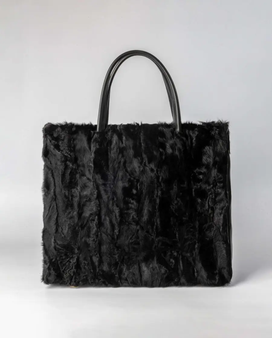 Bolso de pelo de astracán y napa con asa bandolera