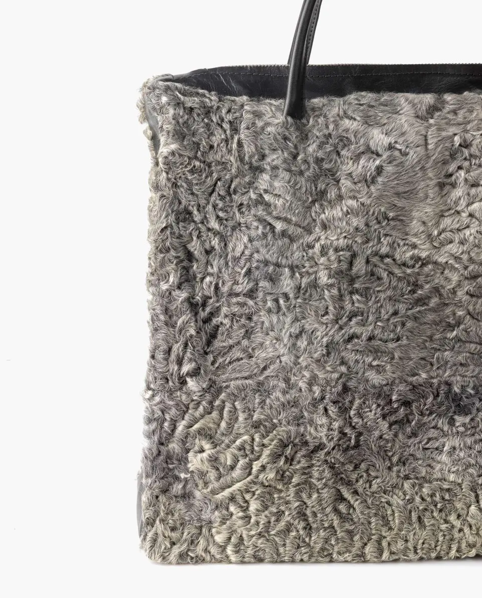 Bolso de pelo de astracán swakara y napa con asa bandolera - Imagen 2