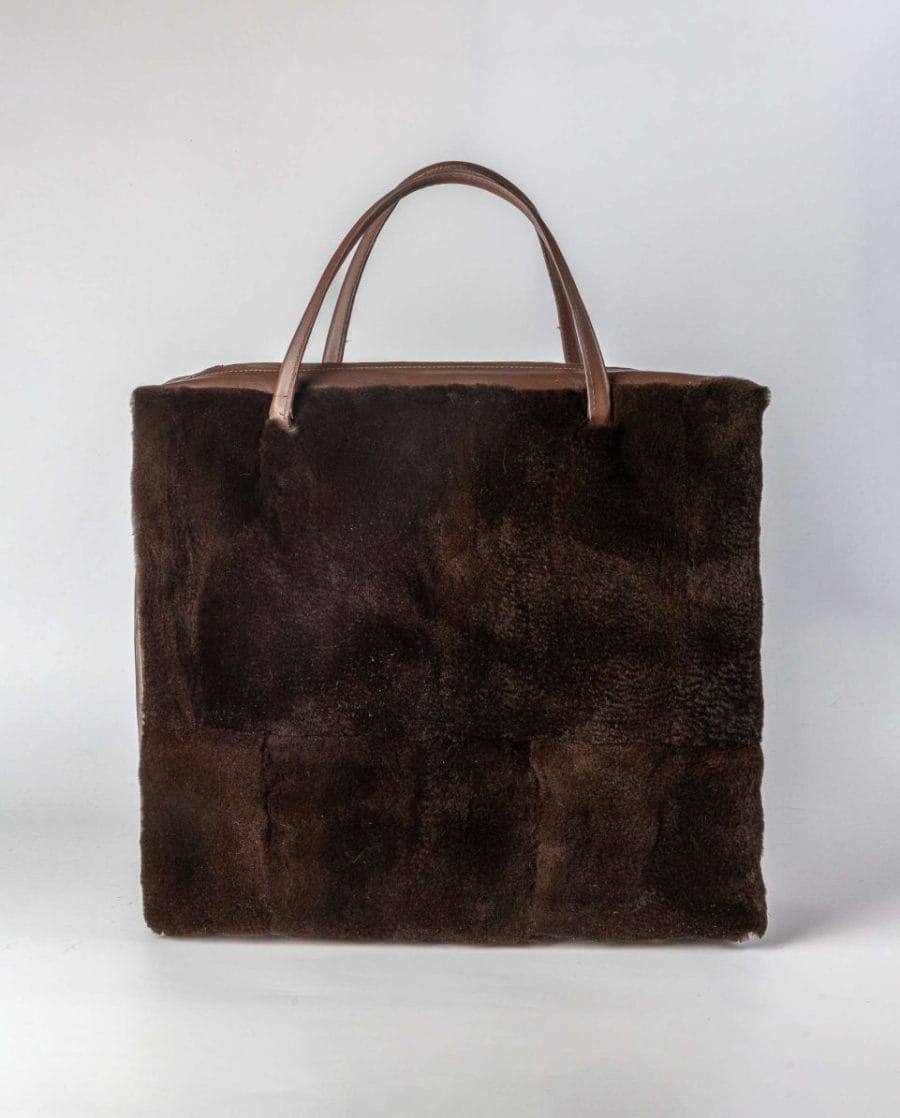 Bolso de pelo de visón y napa rasado con asa bandolera