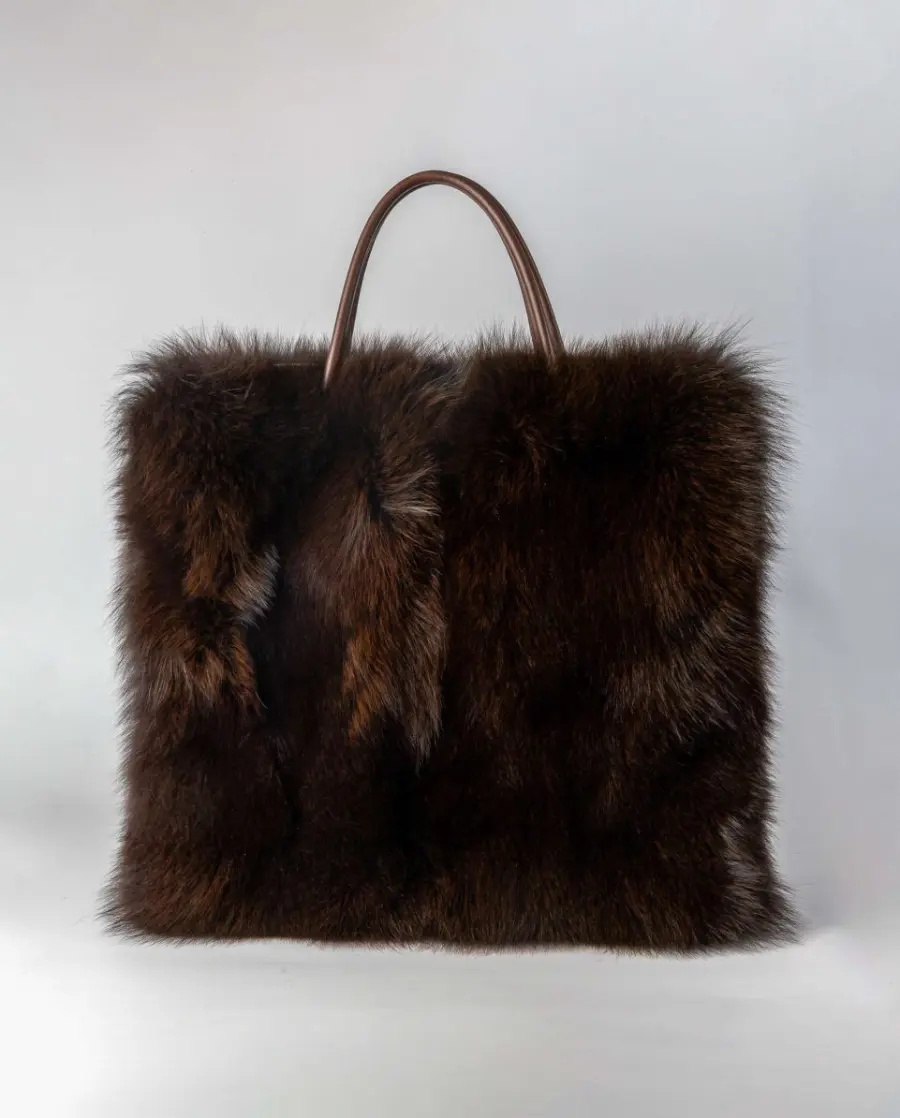 Bolso de pelo de zorro y napa con asa bandolera