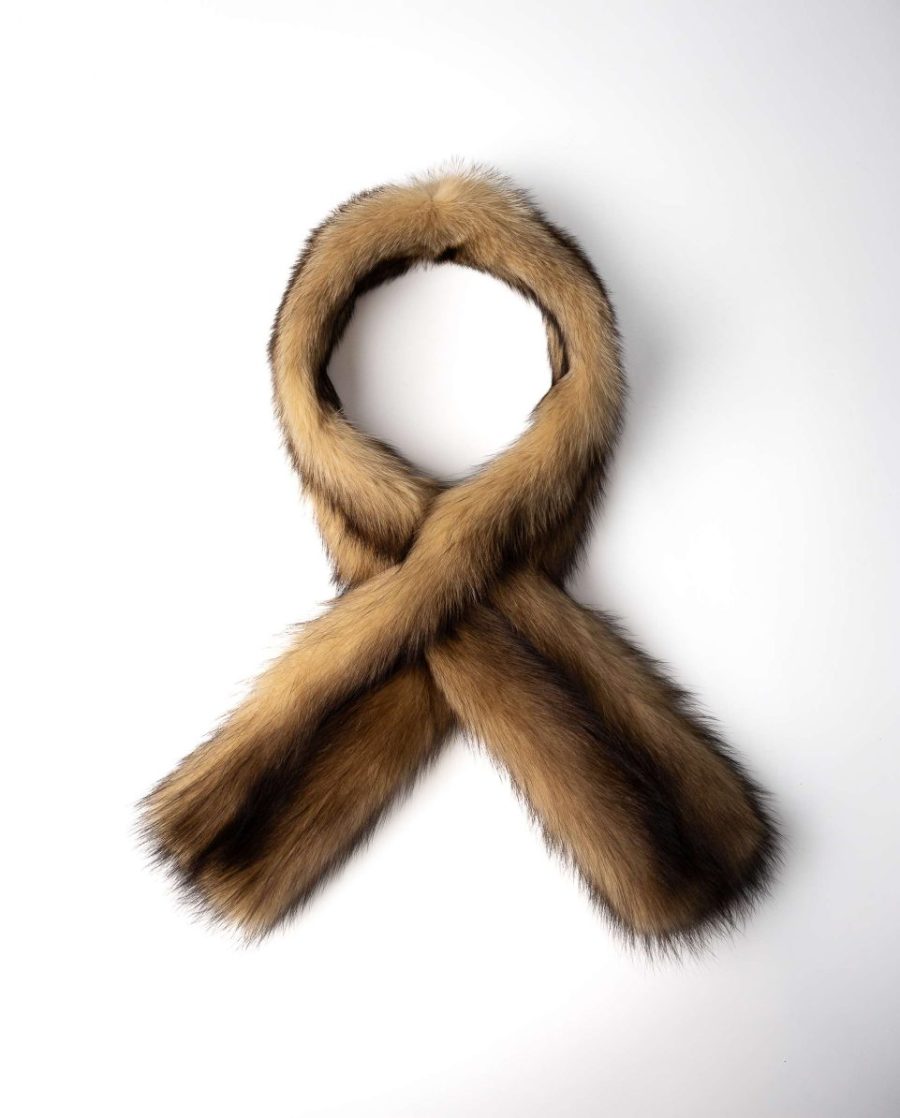 Bufanda de mujer de pelo de pekán con ojal para ceñir al cuello