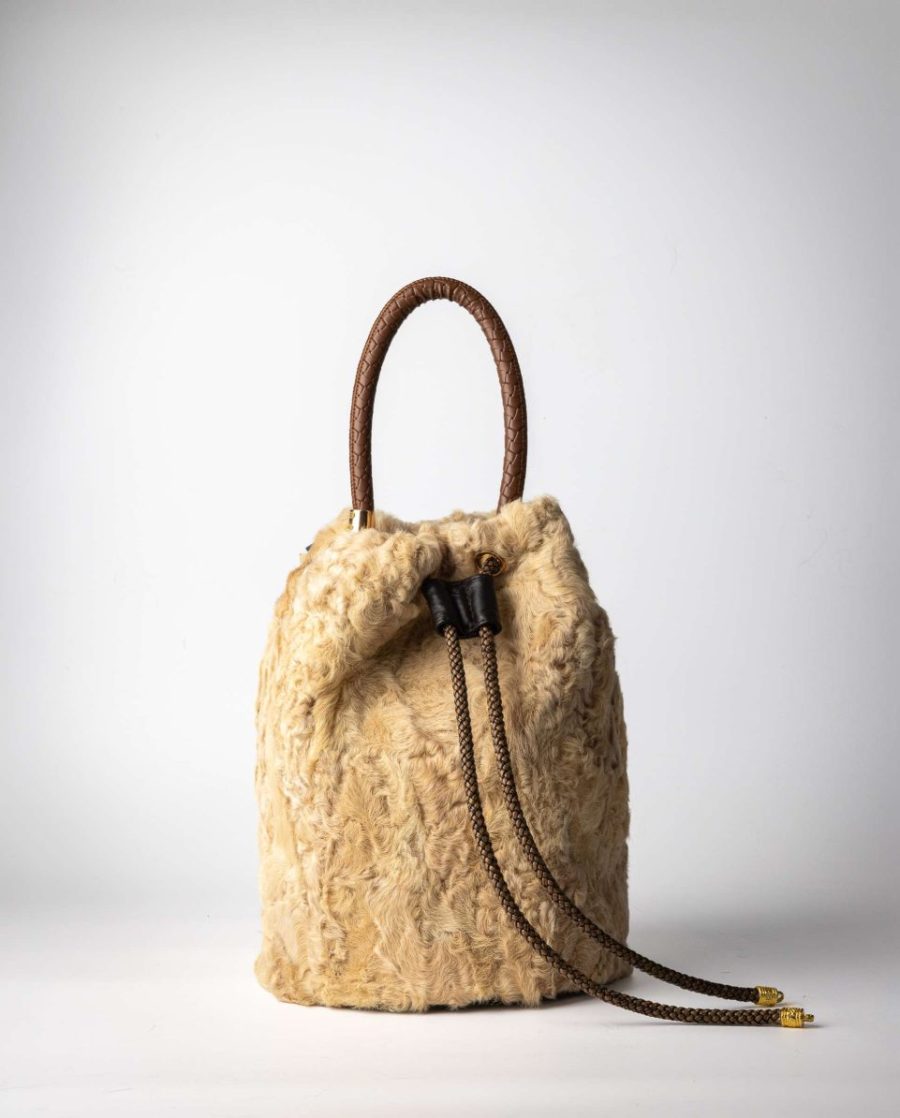 Bolso de mujer de pelo de astracán con asas de napa